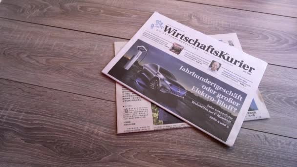 德国美因河畔法兰克福 2019年6月29日 一些国际报纸在木桌上 — 图库视频影像