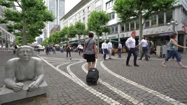 Frankfurt Main 2019 Juli Een Uitzicht Mensen Lopen Grosse Bockenheimer — Stockvideo