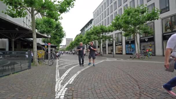 Frankfurt Main Julio 2019 Una Vista Gente Caminando Grosse Bockenheimer — Vídeo de stock