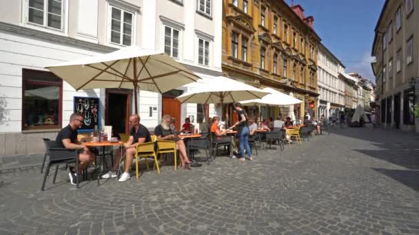 Ljubljana Slovenia Augustus 2019 Uitzicht Mensen Die Een Openluchtcafé Een — Stockvideo