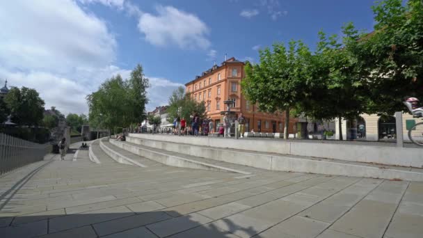 Ljubljana Slovenia Augustus 2019 Uitzicht Mensen Wandelen Langs Rivier Het — Stockvideo