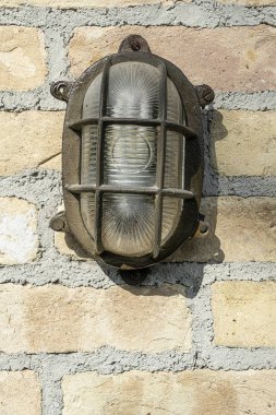 Duvardaki eski lamba