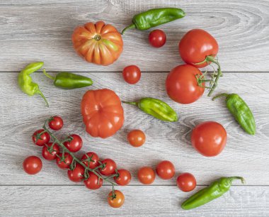 ahşap bir masa üzerinde bazı sebze