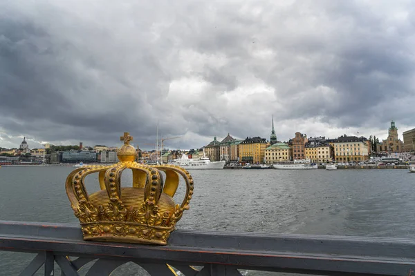 Vergulde kroon op de brug Skeppsholmsbron in Stockholm — Stockfoto