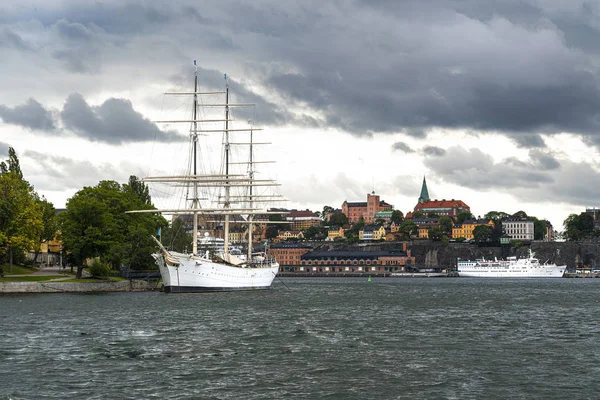 Zeilschip verankerd in Stockholm — Stockfoto