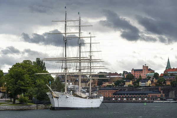 Zeilschip verankerd in Stockholm — Stockfoto