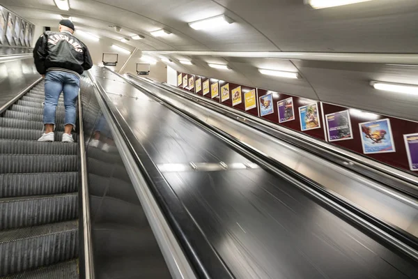 Ruch schodów ruchomych w metrze w Sztokholmie — Zdjęcie stockowe