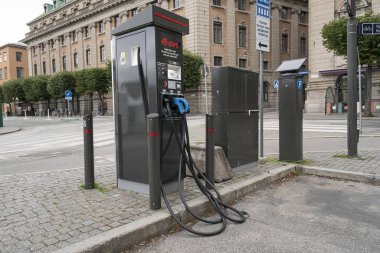 Stockholm'de şarj elektrikli araçlar için bir istasyon