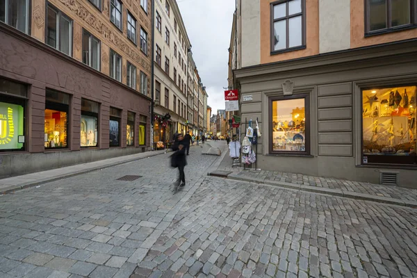 Старая улица в центре Стокгольма — стоковое фото