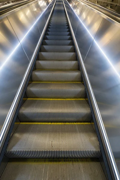 Färgstark. Metro Station ecalator i Stockholm — Stockfoto