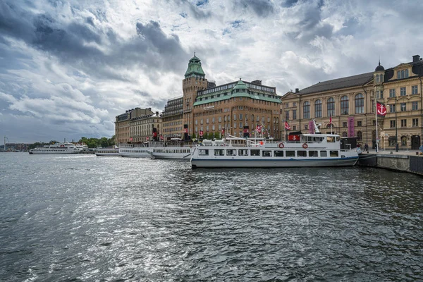 Barcos en Gamla Stan Island en Estocolmo — Foto de Stock