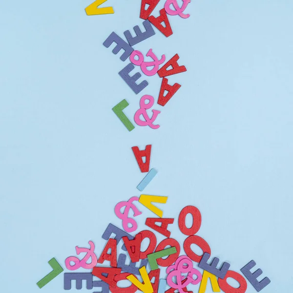 아래로 떨어지는 다채로운 문자 — 스톡 사진