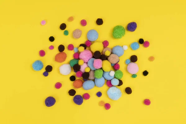 Красочные войлочные шарики — стоковое фото