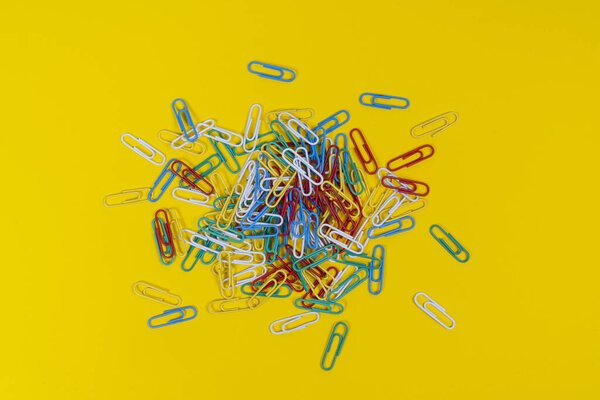 Цветные скрепки
