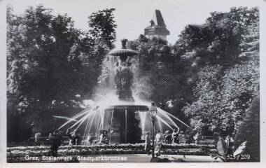 Udine, İtalya. 29 Mayıs 2020. Avusturya 'nın Graz kentindeki Stadtpark' taki fıskiyenin manzarası.