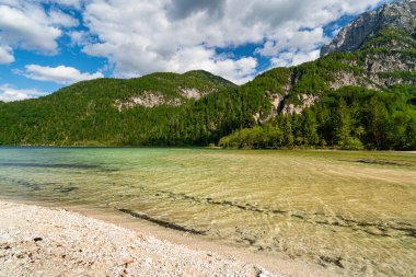 Predil Gölü 'nün bir yaz gününde panoramik manzara, Friuli-Venezia Giulia bölgesi, İtalya