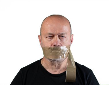 Ağzında bant olan bir adam.