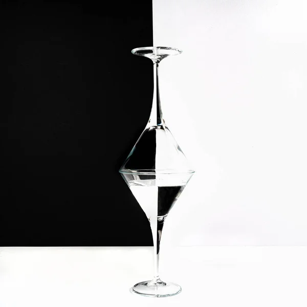 Två Glas Överlagrade Vit Yta Och Tvåfärgad Bakgrund — Stockfoto
