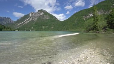 Predil Gölü, Friuli-Venezia Giulia bölgesi, İtalya 'da bir yaz günü panoramik manzara