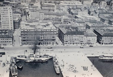 Udine, İtalya. 2 Haziran 2020. Hırvatistan 'ın Rijeka limanının panoramik manzarası eski resimli bir kartpostalda