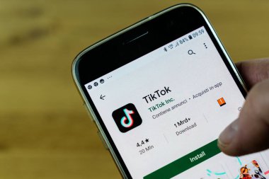 Udine, İtalya. 2 Haziran 2020. Tik Tok uygulamasını telefonunuza yükleyin.
