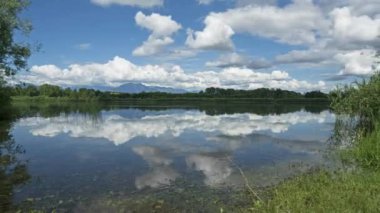 Ragogna 'nın küçük gölünün panoramik manzarası, Friuli Venezia Giulia bölgesi, İtalya