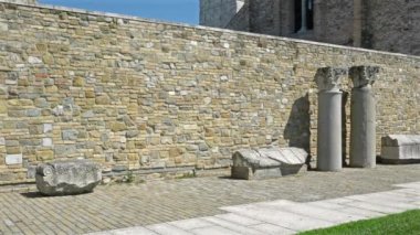 Aquileia, İtalya. 5 Temmuz 2020. Aquileia bazilikasının önünde bazı Roma arkeolojik bulgular var.