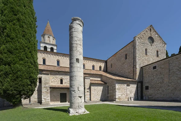 Aquileia Italia Luglio 2020 Colonna Romana Fronte Alla Basilica Aquileia — Foto Stock