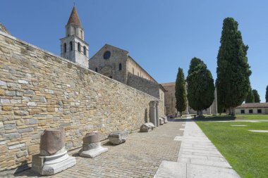 Aquileia, İtalya. 5 Temmuz 2020. İtalya 'daki Aquileia bazilikasının önünde bazı Roma arkeolojik bulgular bulundu.