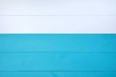 Tahtalar mavi ve beyaz renklerde.