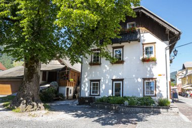 Slovenya 'nın Kranjska Gora kentinin tarihi merkezindeki ana caddenin manzarası