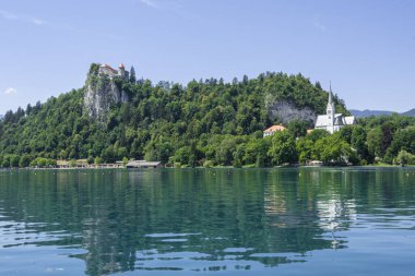 Slovenya 'nın Bled kentinde arka planda kalenin olduğu göl manzarası