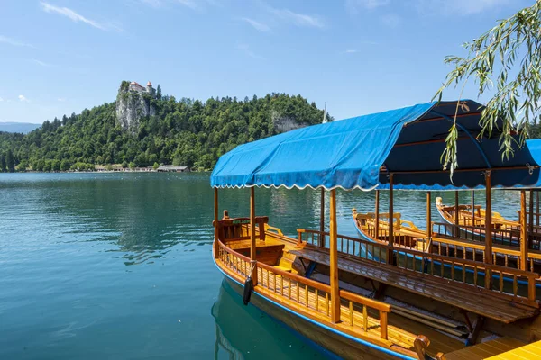 Characteristic Boats Lake Castle Background Bled Slovenia — Stock Photo, Image