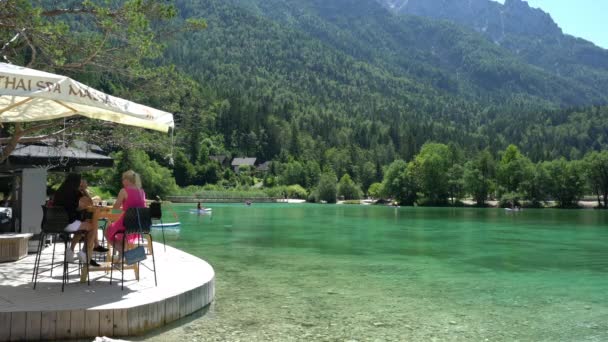 Kranjska Gora Slovenia Iulie 2020 Două Femei Iau Aperitiv Malul — Videoclip de stoc