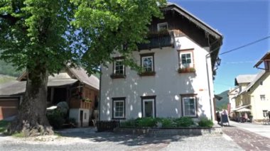 Slovenya 'nın Kranjska Gora kentinin tarihi merkezindeki ana caddenin manzarası