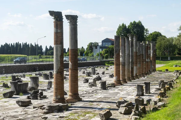 Roma 'nın Aquileia forumunun panoramik görüntüsü, MÖ 1. yüzyıldan kalma Roma Aquileia şehir merkezinin antik meydanı. Cumhuriyetçi dönemin kaldırımları.