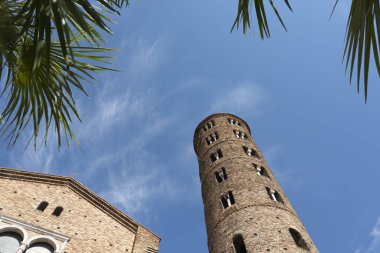 Ravenna, İtalya. 28 Temmuz 2020. Büyük Theodoric tarafından dini eserleri için UNESCO tarafından listelenen ve büyük saray şapeli olarak inşa edilen Bazilica di Sant 'Apollinare Nuovo Kilisesi' nin dış görünüşü.