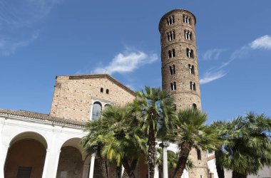 Ravenna, İtalya. 28 Temmuz 2020. Büyük Theodoric tarafından dini eserleri için UNESCO tarafından listelenen ve büyük saray şapeli olarak inşa edilen Bazilica di Sant 'Apollinare Nuovo Kilisesi' nin dış görünüşü. 
