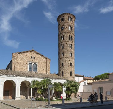 Ravenna, İtalya. 28 Temmuz 2020. Büyük Theodoric tarafından dini eserleri için UNESCO tarafından listelenen ve büyük saray şapeli olarak inşa edilen Bazilica di Sant 'Apollinare Nuovo Kilisesi' nin dış görünüşü. 