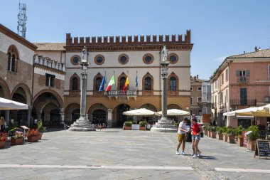 Ravenna, İtalya. 28 Temmuz 2020 Ravenna, İtalya 'daki Piazza del Popolo' daki tarihi binalar.