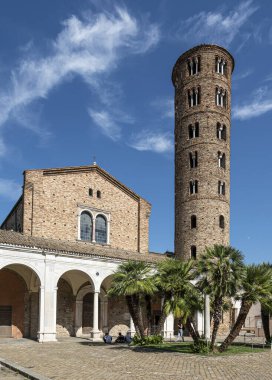 Ravenna, İtalya. 28 Temmuz 2020. Büyük Theodoric tarafından dini eserleri için UNESCO tarafından listelenen, saray şapeli olarak inşa edilen Kilisenin, Basilica di Sant 'Apollinare Nuovo' nun dış görünüşü. Ravenna, İtal