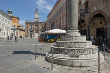 Ravenna, İtalya. 28 Temmuz 2020 Ravenna, İtalya 'daki Piazza del Popolo' daki tarihi binalar.