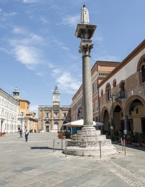 Ravenna, İtalya. 28 Temmuz 2020 Ravenna, İtalya 'daki Piazza del Popolo' daki tarihi binalar.