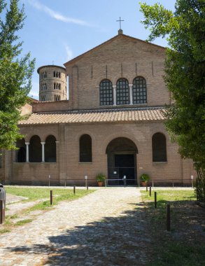 Ravenna, İtalya. 28 Temmuz 2020. İtalya, Ravenna 'daki Sant' Apollinare Bazilikası 'nın dış görünüşü.