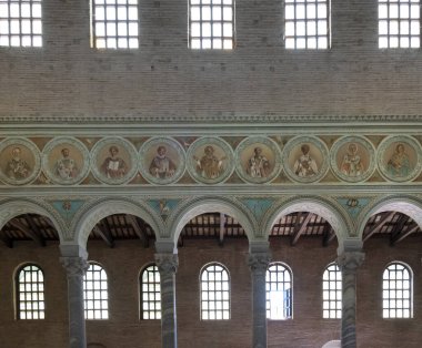 Ravenna, İtalya. 28 Temmuz 2020. İtalya, Ravenna 'daki Sant' Apollinare Bazilikası 'nın içindeki duvarlarda mozaikler var.