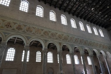 Ravenna, İtalya. 28 Temmuz 2020. İtalya 'nın Ravenna şehrindeki Sant' Apollinare Bazilikası 'nın içindeki duvarlardaki mozaikler.