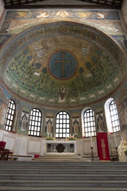 Ravenna, İtalya. 28 Temmuz 2020. Kubbe 'de mozaikler sunağın üstünde Sant' Apollinare Bazilikası 'nın içinde. 