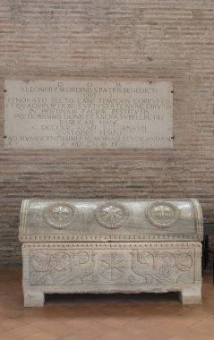 Ravenna, İtalya. 28 Temmuz 2020. Mezar taşmezarı Sant 'Apollinare Bazilikası' nın içinde. 