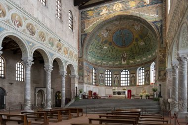 Ravenna, İtalya. 28 Temmuz 2020. Sınıftaki Sant 'Apollinare Bazilikası içindeki panoramik manzara 