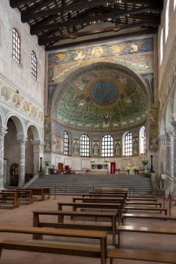 Ravenna, İtalya. 28 Temmuz 2020. Sınıftaki Sant 'Apollinare Bazilikası içindeki panoramik manzara 